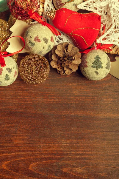 Juguetes de Navidad y decoraciones en mesa de madera — Foto de Stock