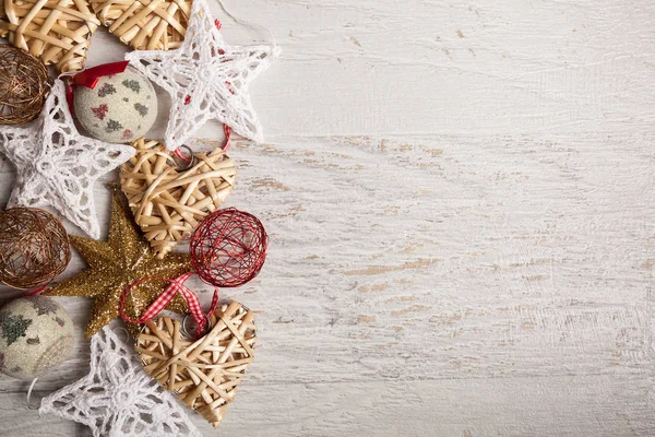 Decoración de Navidad sobre fondo de madera blanca — Foto de Stock