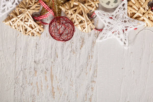 Estrella de Navidad y decoraciones de corazón sobre fondo de madera — Foto de Stock