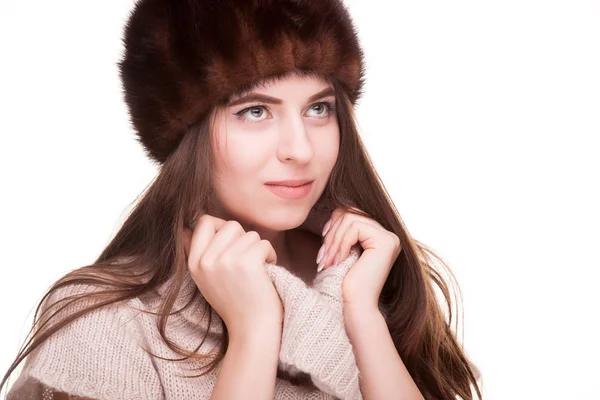 Mujer en traje de invierno mirando hacia otro lado — Foto de Stock