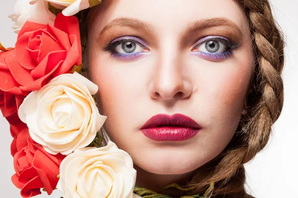 Retrato de beleza de uma mulher com maquiagem profissional — Fotografia de Stock