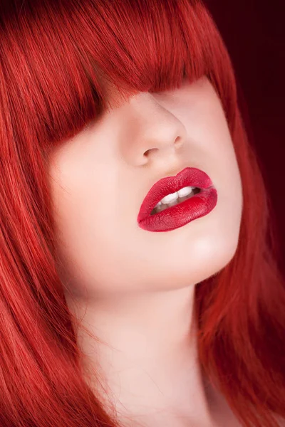 Mujer con peluca roja sobre el ojo sobre fondo rojo oscuro — Foto de Stock