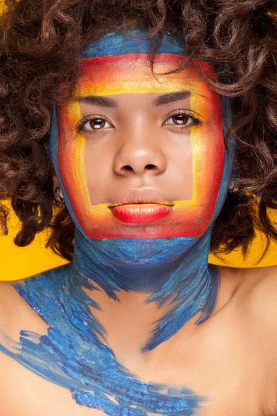 Αφρο αμερικανικό κορίτσι με ένα τετράγωνο ομορφιά μακιγιάζ στο πρόσωπό της — Φωτογραφία Αρχείου