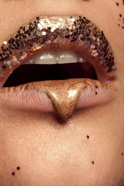 Close up van lippen met gouden Glitters op haar lip naar beneden — Stockfoto