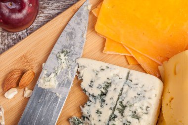 Peynir, beyaz peynir fındık ve ahşap arka plan üzerinde meyve