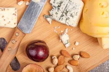 Sağlıklı gıda. Ahşap arka plan üzerinde peynir Differet türü