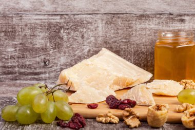 Sağlıklı gıda. Peynir, üzüm ve bal ahşap üzerinde Differet türü