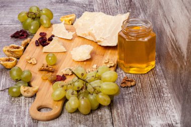 Ahşap arka plan üzerinde peynir Differet türü