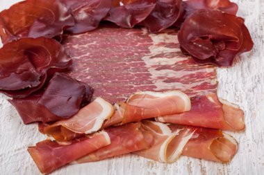 Lezzletli jambon Beyaz ahşap zemin üzerinde farklı tip