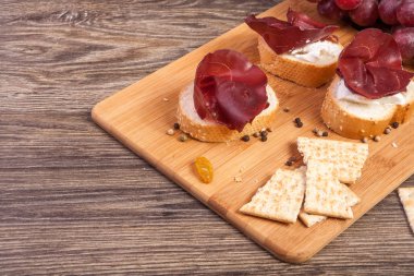 Lezzletli ham ahşap arka plan üzerinde farklı tip