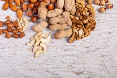 Ahşap arka planda kurutulmuş meyve ve fındık