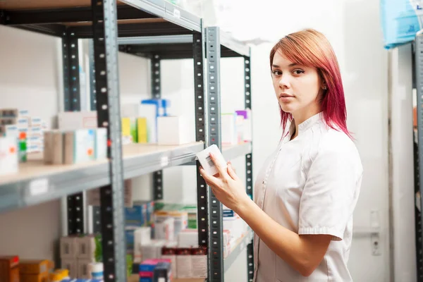 Doctor in the store looking at camera — Stock Photo, Image