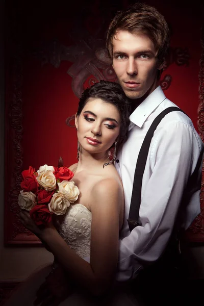 Brudgummen och bruden i vintage inredning — Stockfoto