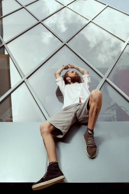 Cool görünümlü adam tatoos ve office b önünde uzun sakal