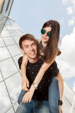 Dışarıda eğleniyor genç mutlu çift