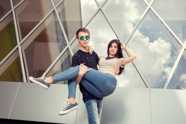 Dışarıda eğleniyor Çift