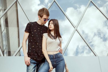Moda stil içinde poz dışında çift