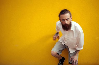 Moda stil içinde sakallı ve dövmeli adam