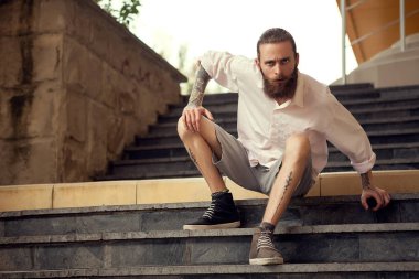 Beardead dövmeli serin sokak merdivenlerde oturan adam arıyorum