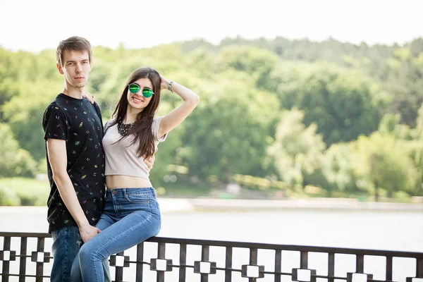 Joven pareja feliz disfrutando del tiempo fuera — Foto de Stock