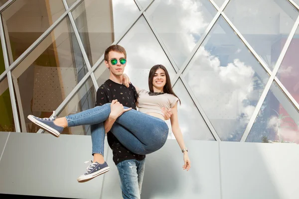 Mutlu çift dışında gülüyor