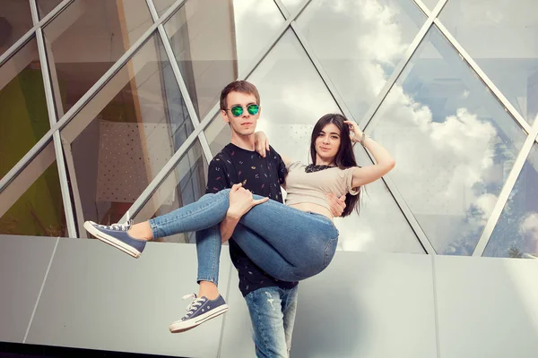 Dışarıda eğleniyor Çift