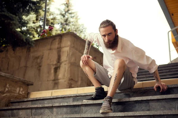 Beardead dövmeli serin sokak merdivenlerde oturan adam arıyorum