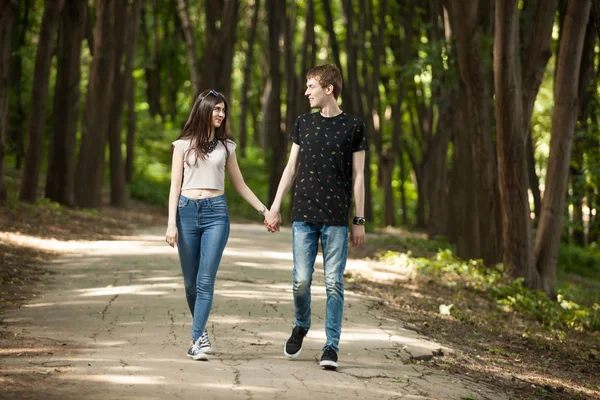 Paar wandelen in het park en lachen — Stockfoto