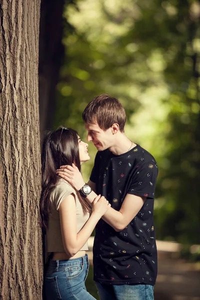 Симпатичная парочка, целующаяся в парке — стоковое фото
