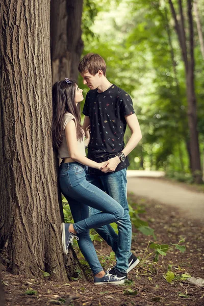 En el amor Chica y niño en un paseo por el bosque — Foto de Stock