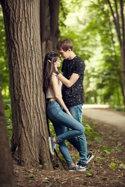 Pareja joven en un paseo por el bosque — Foto de Stock