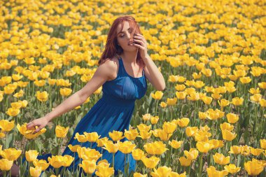 Lale alanında poz kadın