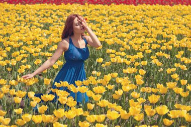 Kadın sarı çiçek alanı