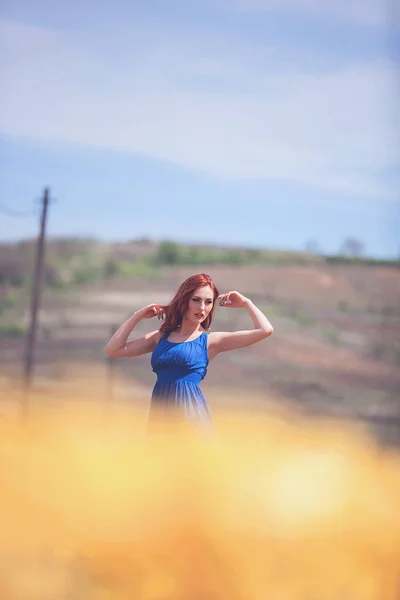 Flicka i gul tulpan område — Stockfoto