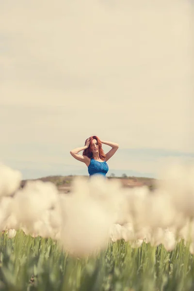 Bella ragazza nel campo dei tulipani — Foto Stock