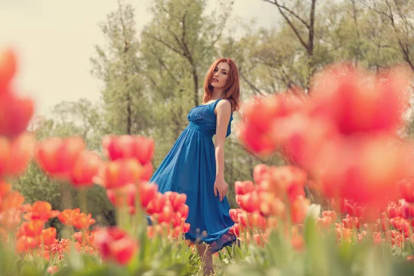 Genç kadın çiçek alanı