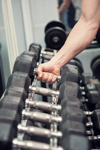 Powerlifter está eligiendo una mancuerna — Foto de Stock