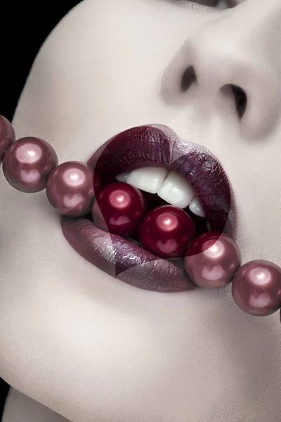 Labios en forma de corazón con perlas por la boca — Foto de Stock