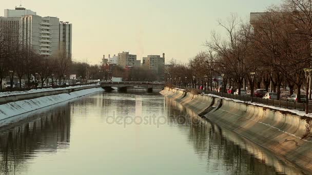 繁忙的交通天市河与吸烟电厂在背景中 — 图库视频影像