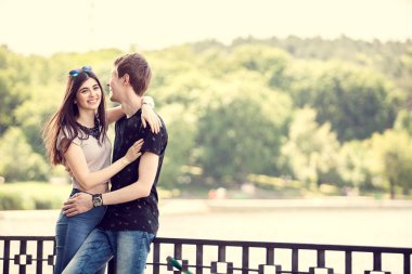 Parkta bir yürüyüş içinde çift gülüyor