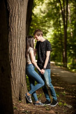 Mutlu çiftimiz parkta bir yürüyüş içinde