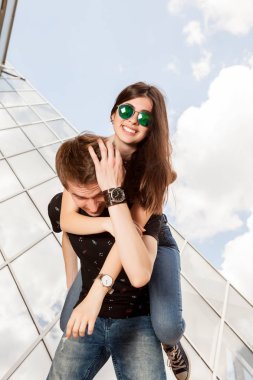 Şehirde çok eğlenceli dışında sahip inanılmaz mutlu çift