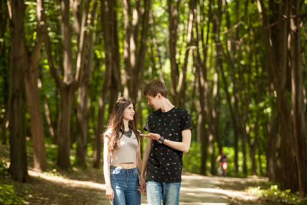 Glückliches Paar bei einem Spaziergang im Park — Stockfoto