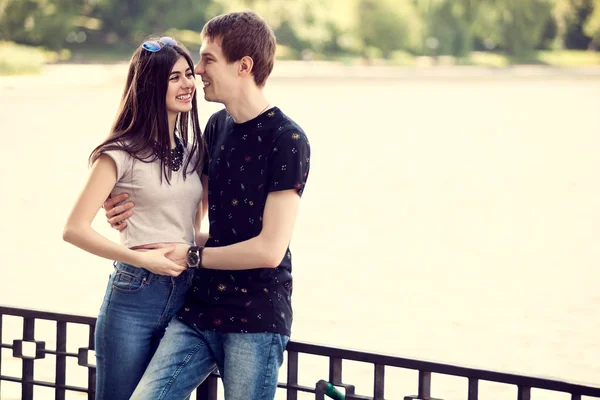 Feliz casal de adolescentes em um passeio no parque — Fotografia de Stock