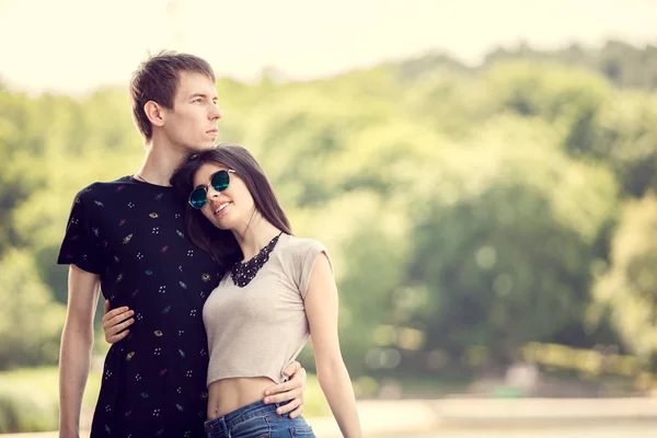 Romantic happy couple in the park — Stock Photo, Image