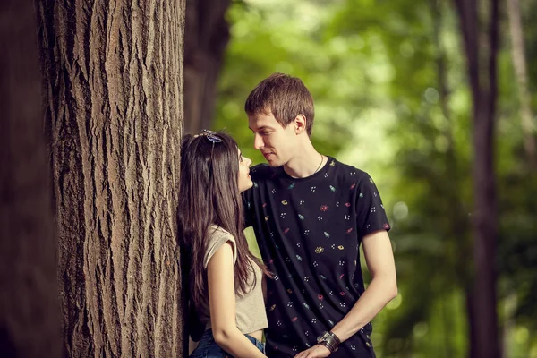 Счастливая пара в парке — стоковое фото