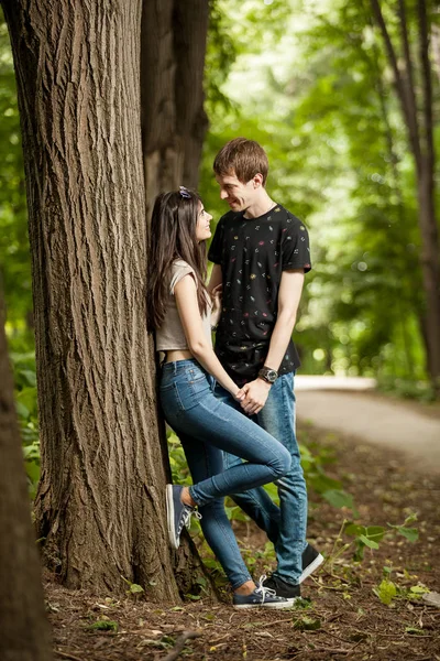 Pareja feliz en un paseo por el parque —  Fotos de Stock