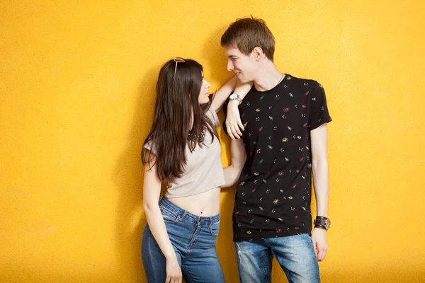 Pareja en la pared amarilla — Foto de Stock