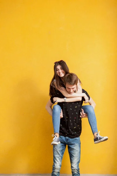 Pareja pasando tiempo divertido juntos —  Fotos de Stock