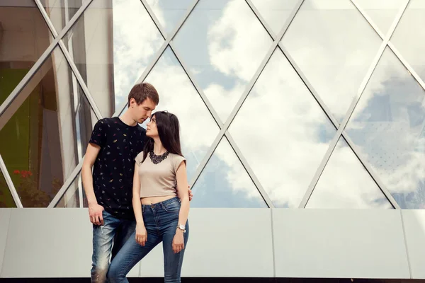 Raffreddare moda cercando coppia in posa di fronte a edificio per uffici — Foto Stock